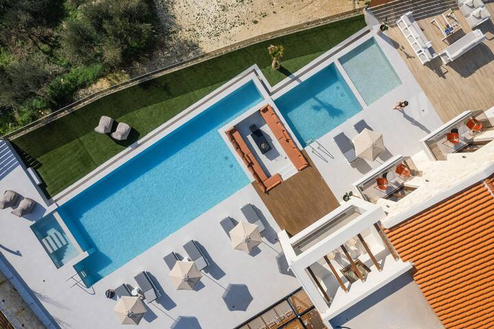 Short Walk to Beach, 2 Villas for Groups/Families! gallery image 4