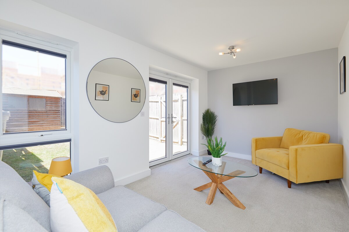 Popular Airbnb listing: Derby 2 Bed Premium House - Driveway Parking in Mackworth