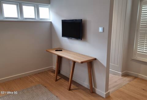 Top performing Airbnb: Luxury one-bed house centrally located in Claygate
