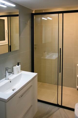 Spacious Modern Apartment in Pagkrati gallery image 5