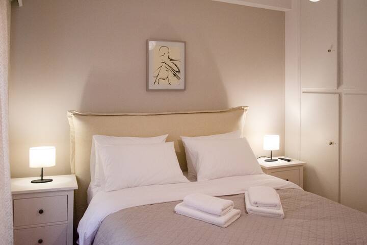 Spacious Modern Apartment in Pagkrati gallery image 2