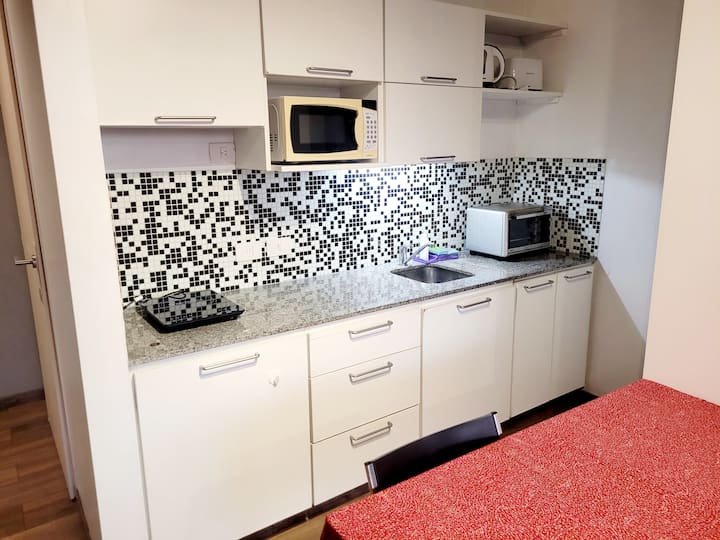 Departamento monoambiente con balcón y pileta en Constitución