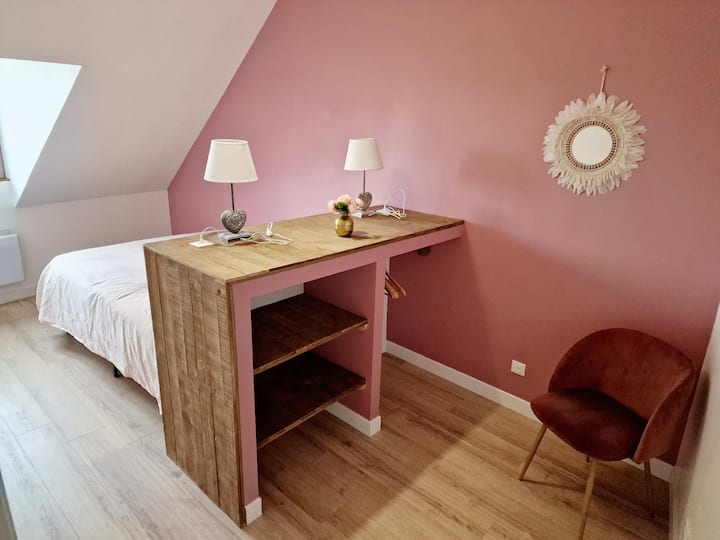 La très cocooning chambre Rose et son grand lit double