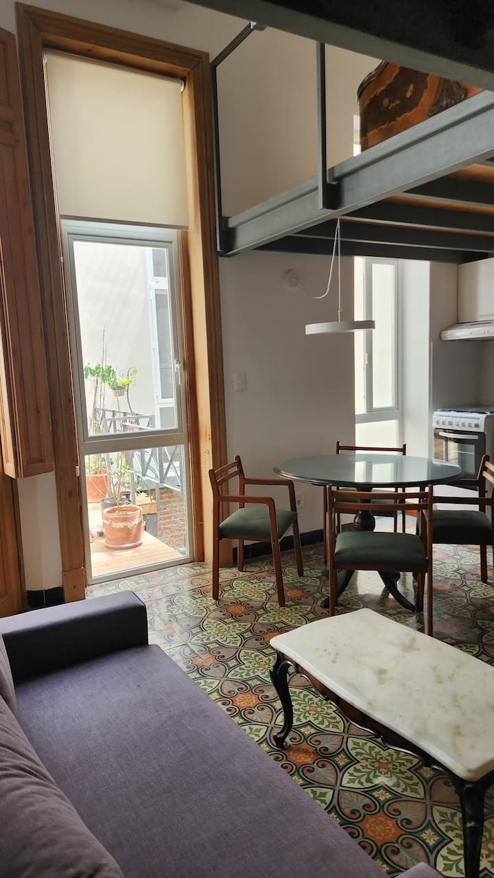 Дневната соба е на влезот, тоа е удобен простор за одмор и готвење. Има материјал за читање и кутии за игри на табла. 
Трпезариската маса е пространа и може да се користи и како работен простор. Природната светлина е многу убава. 