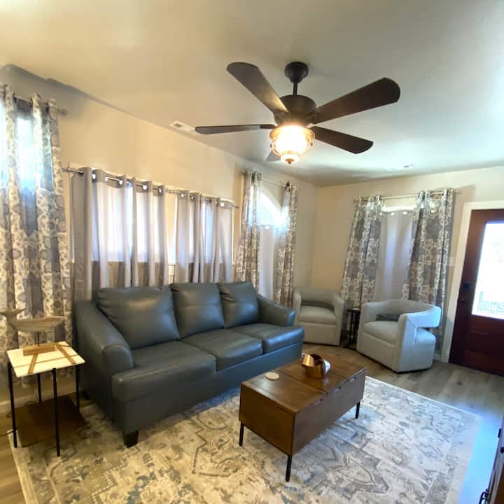Blue Horizon Cottage With Attached Clubhouse - Hot Springs, AR