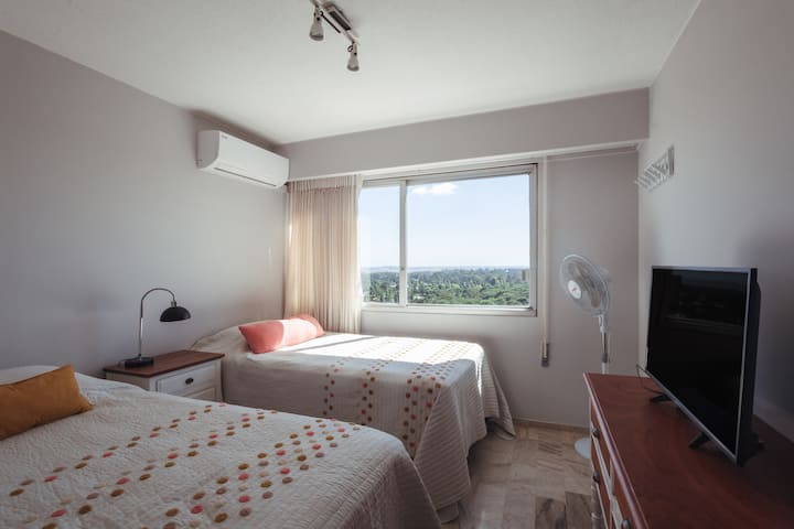 Dortoir 3.

2 lits simples avec matelas et sommier de haute qualité.
Smart TV.
Air conditionné Plaques.
Vue dégagée.