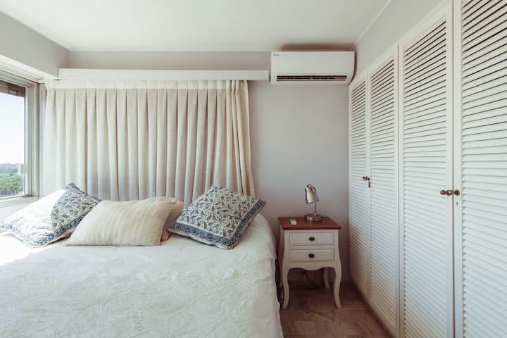 Dortoir 2.

2 lits simples.
Smart TV.
Climatisation.
Placares.
Vue dégagée.