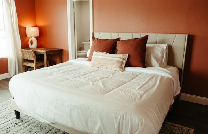 Táto spálňa je na prízemí vedľa herne a má vlastnú kúpeľňu.