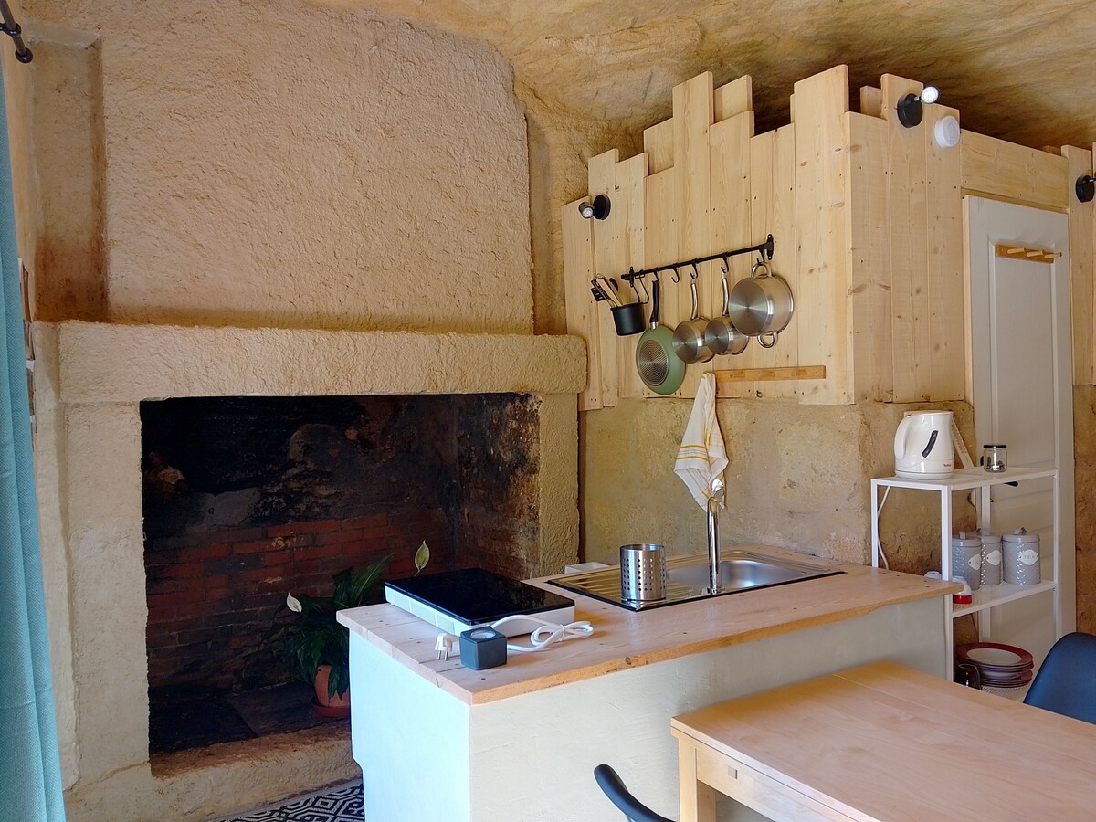 Successful Airbnb property: A troglodyte adventure! in Doué En Anjou