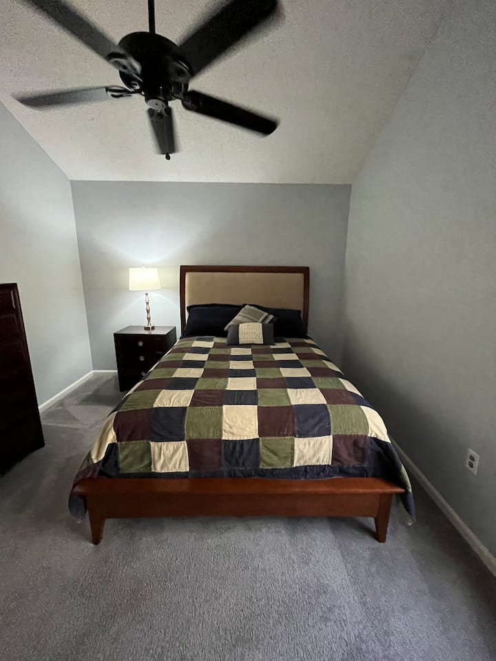 Manželská posteľ v druhej izbe pre hostí