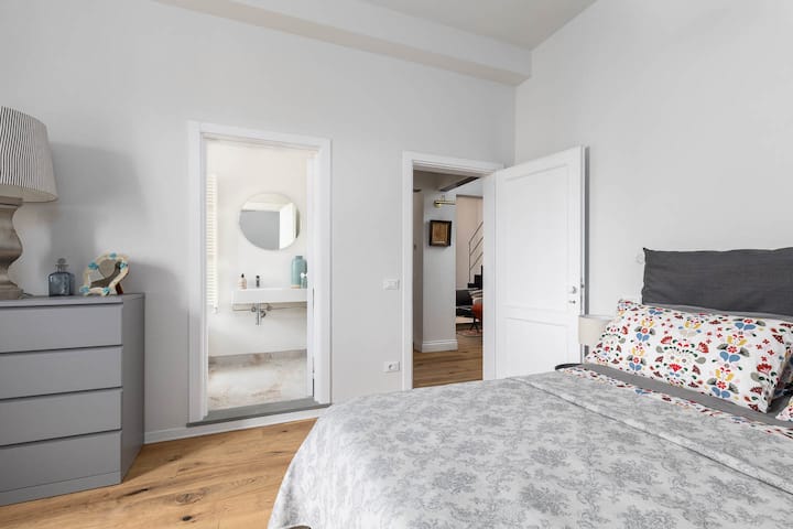 部屋1 ：専用バスルーム付きのエレガントな快適さ