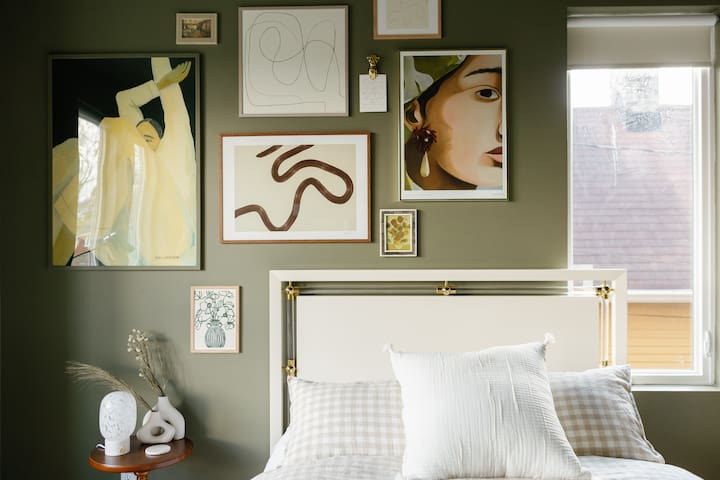 Minutes from Broadway and Nissan Stadium gallery image 5