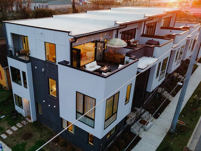 Minutes from Broadway and Nissan Stadium gallery image 4