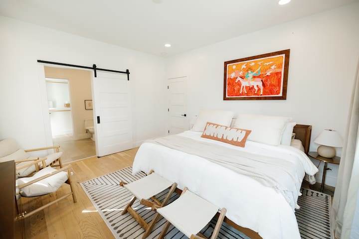 Minutes from Broadway and Nissan Stadium gallery image 3