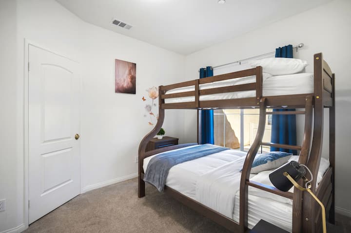 明るい装飾と自然光が差し込む、楽しいダブル二段ベッドデザイン！