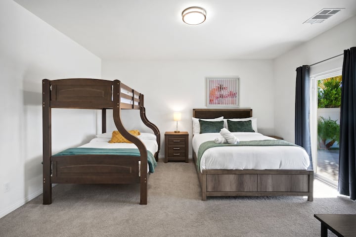 遊び心のある二段ベッドとスタイリッシュなクイーンベッドを備えた、家族に最適な宿泊先です！
