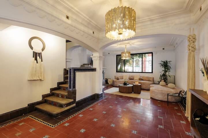 Majestic house two blocks from Parque España gallery image 2