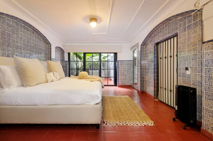 Majestic house two blocks from Parque España gallery image 3