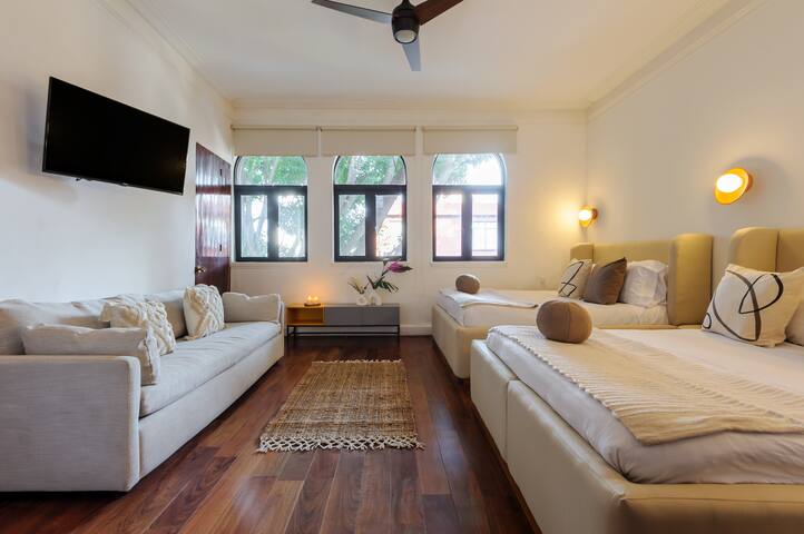 Majestic house two blocks from Parque España gallery image 5