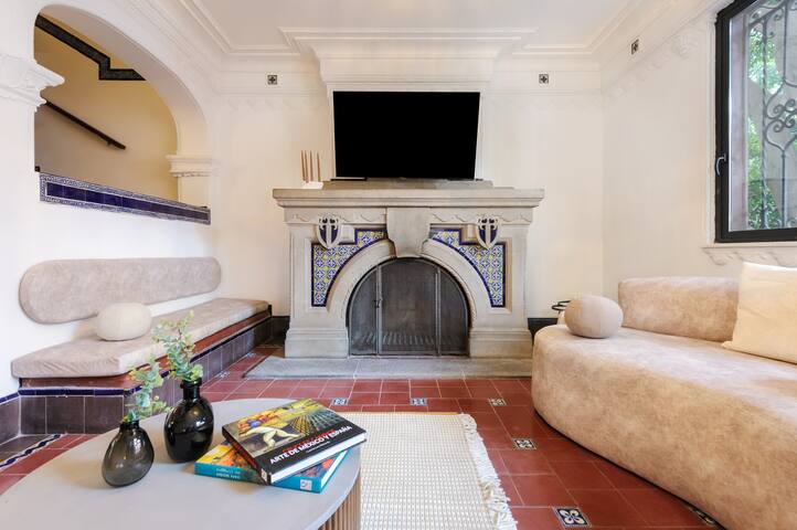 Majestic house two blocks from Parque España gallery image 4