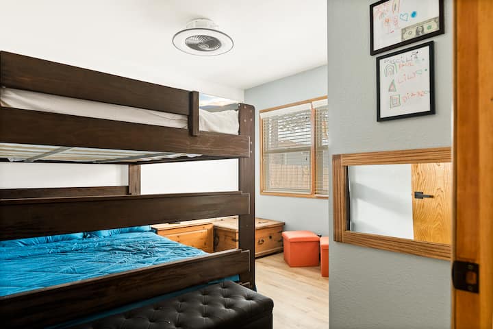 Მეორე საძინებელი ორსართულიანი საწოლებით.