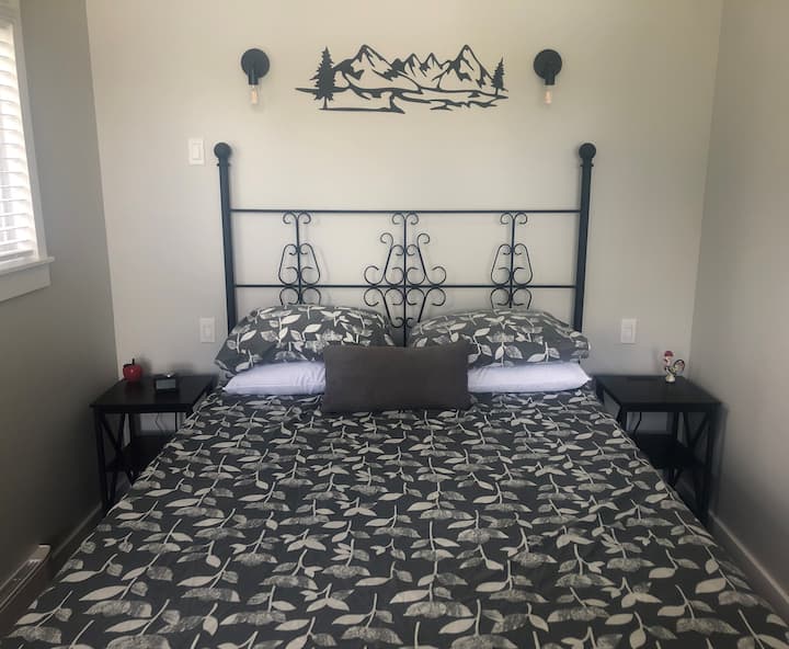 cómoda cama tamaño queen con vistas al océano