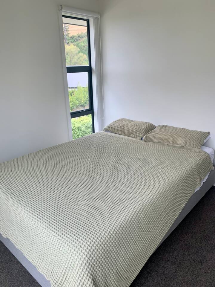 Druhá spálňa s manželskou posteľou veľkosti Queen