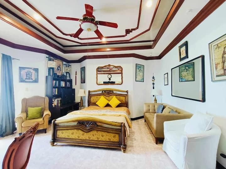 Quarto Deluxe (Bom para 2 a 3 pessoas)
Tarifa diária: ₱ 3.000,00 (café da manhã gratuito)
Taxa mensal: ₱ 30.000,00