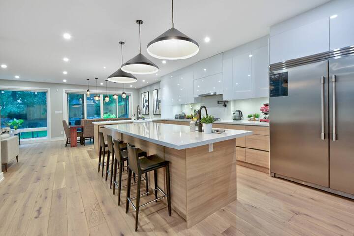 Toronto Bluffs Modern 5 BedHome gallery image 2