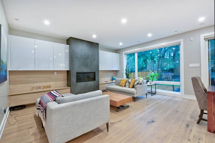 Toronto Bluffs Modern 5 BedHome gallery image 4