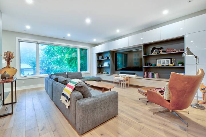 Toronto Bluffs Modern 5 BedHome gallery image 3