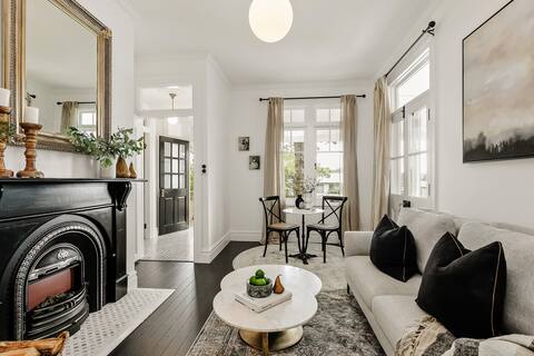Historic Narraweema Guesthouse. Luxury B&B Retreat