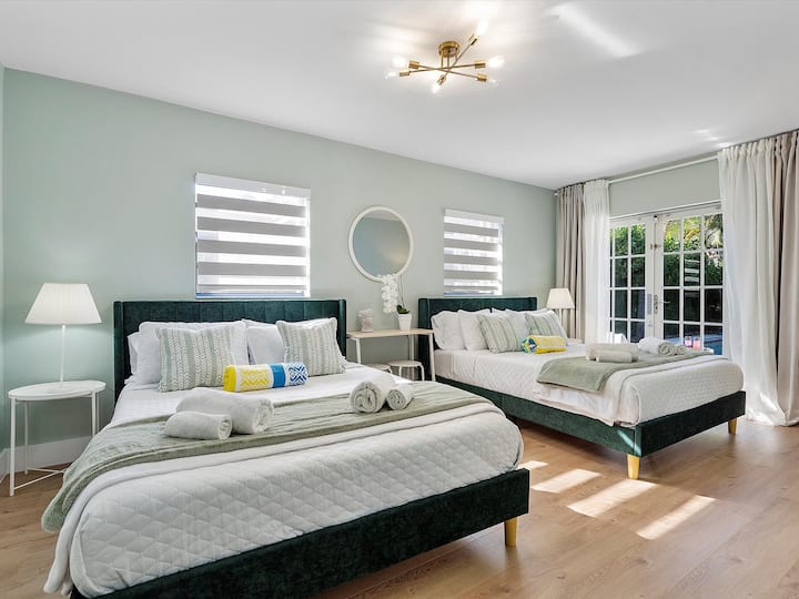 Pogled na bazen cijeli dan, dva bračna kreveta, ugrađeni ormar, ogledalo u punoj dužini i radni stol. Pristup bazenu iz sobe.