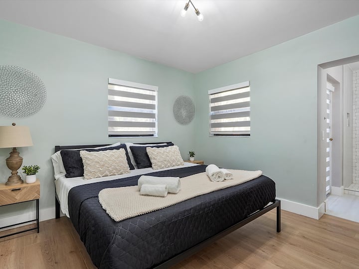 Bračni krevet (širine 180 – 200 cm), privatna kupaonica. Pristup bazenu iz sobe.