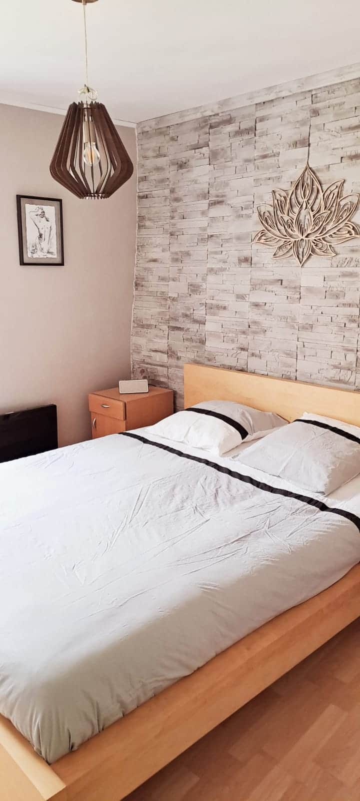 lit queen size, 160x200 les draps peuvent être fournis à la demande avec un supplément de 25 euros