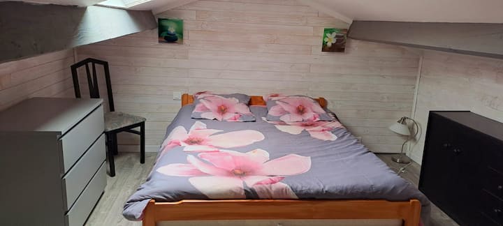 Attention !  bas de plafond. 1m 70 de hauteur max
les draps peuvent être fournis à la demande avec un supplément de 25 euros