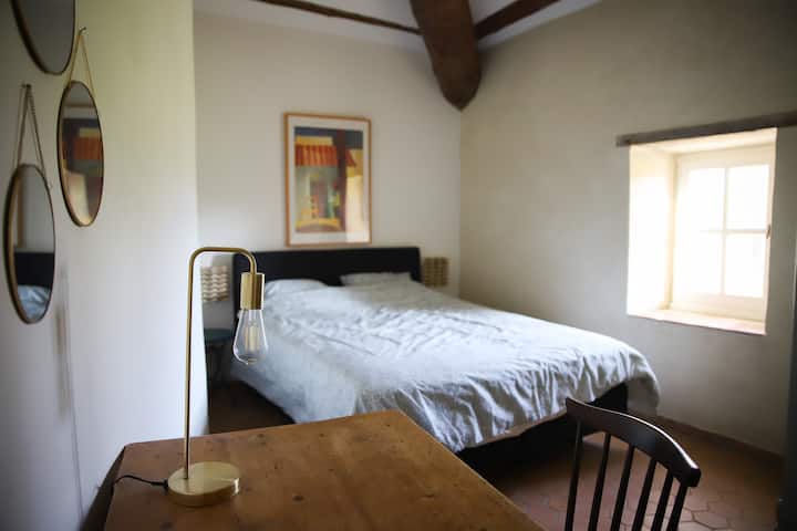 Velika spavaća soba (bračni krevet (širine 150-179 cm))