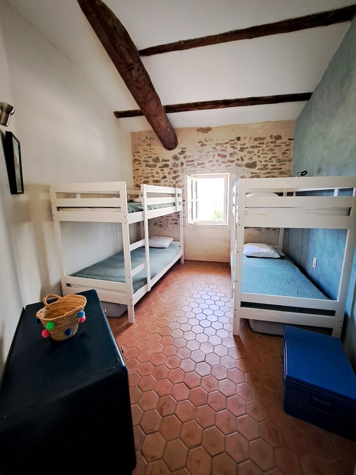 Spavaća soba 1 (spavaonica - 11 m2) opremljena s 2 kreveta na kat dimenzija 90 x 200, malom komodom i ugrađenim zračnim hladnjakom na stropu