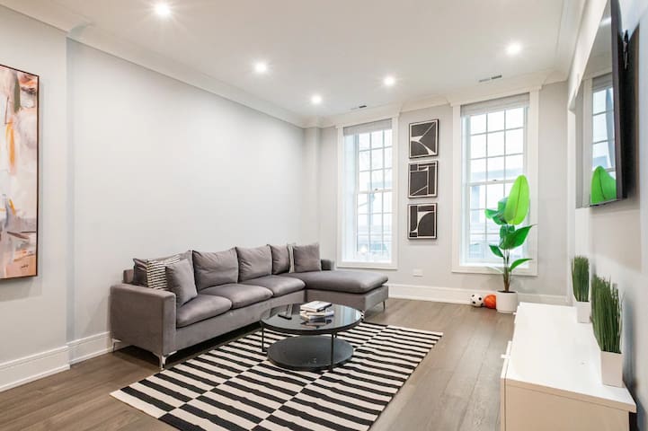 Gold Coast Pristine 3BD|2BR| Patio |Parking| Beach gallery image 2