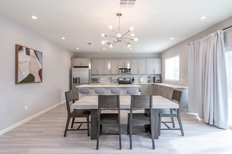 5B/4B - King Suite & EV Charger!