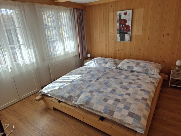 מיטה לשני אנשים, אסור ליותר אנשים גם לא ילדים קטנים ותינוק.