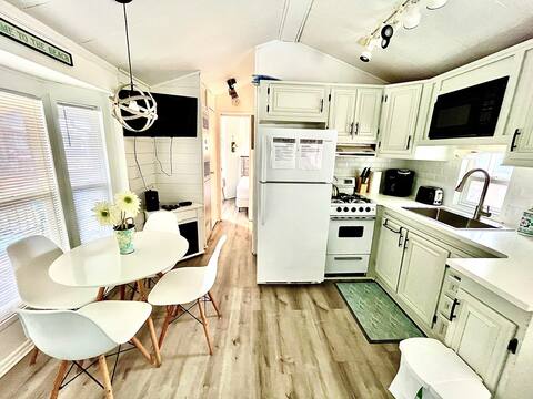 Elcan Beach Hut @ Sherkston w Golf Cart Cute Vibe