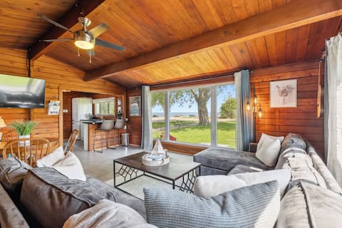 Successful Airbnb property: Lakeside Log Cottage: Coffee by the Shore in Haldimand County