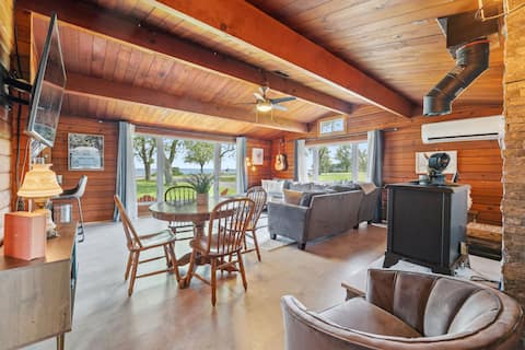 Lakeside Log Cottage: Coffee by the Shore