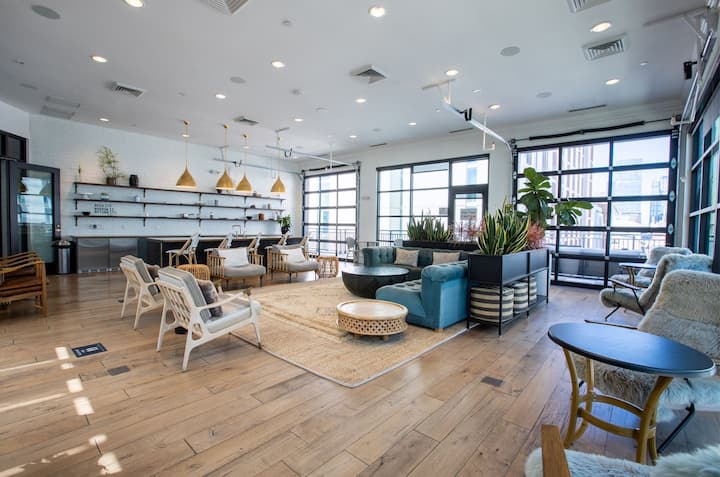 Sky Lounge ตั้งอยู่บนชั้น 6