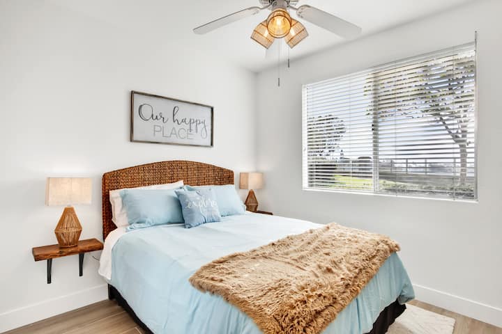 Svaka spavaća soba ima bračni krevet i Roku TV. Ova spavaća soba ima TV od 55 inča.