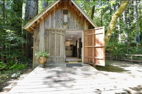 The Coastal Redwood Cabin | Hot tub & Creek Access