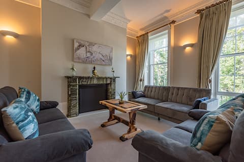 Stunning Luxury Flat Free Parking Next Town Centre