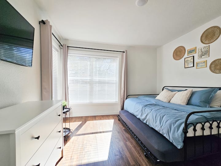 Dormitorio con sofá cama de tamaño completo y cama nido doble.