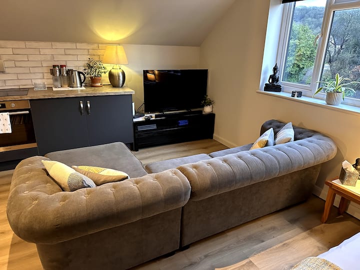 Modern Studio Apt Close To Village Pub & Bus Stop - Cheltenham